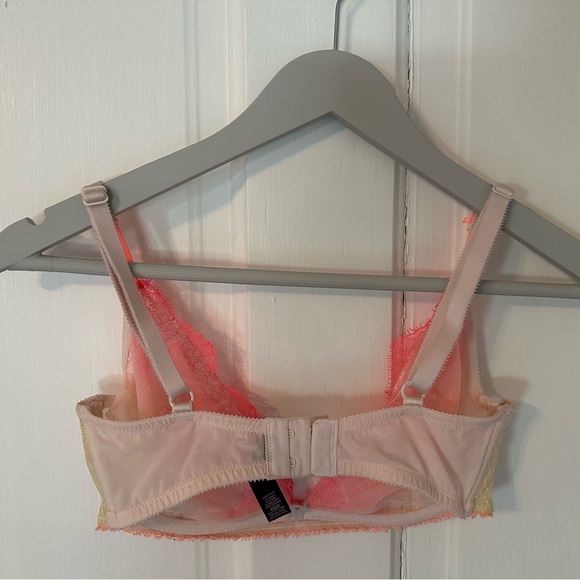 32DD Victoria’s Secret Very Sexy Unlined Plunge Bra - Picture 3 of 4